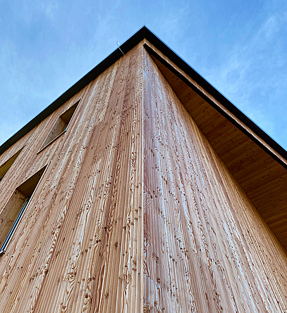 Detail des für den Bau verwendeten Holzes: Lärche.