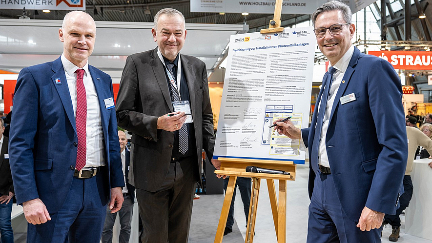 Michael Kirsch, Hauptgeschäftsführer BG BAU, Dirk Bollwerk, ZVDH-Präsident und Ulrich Marx, Hauptgeschäftsführer ZVDH unterschreiben die Vereinbarung zur sicheren Installation von Photovoltaikanlagen.