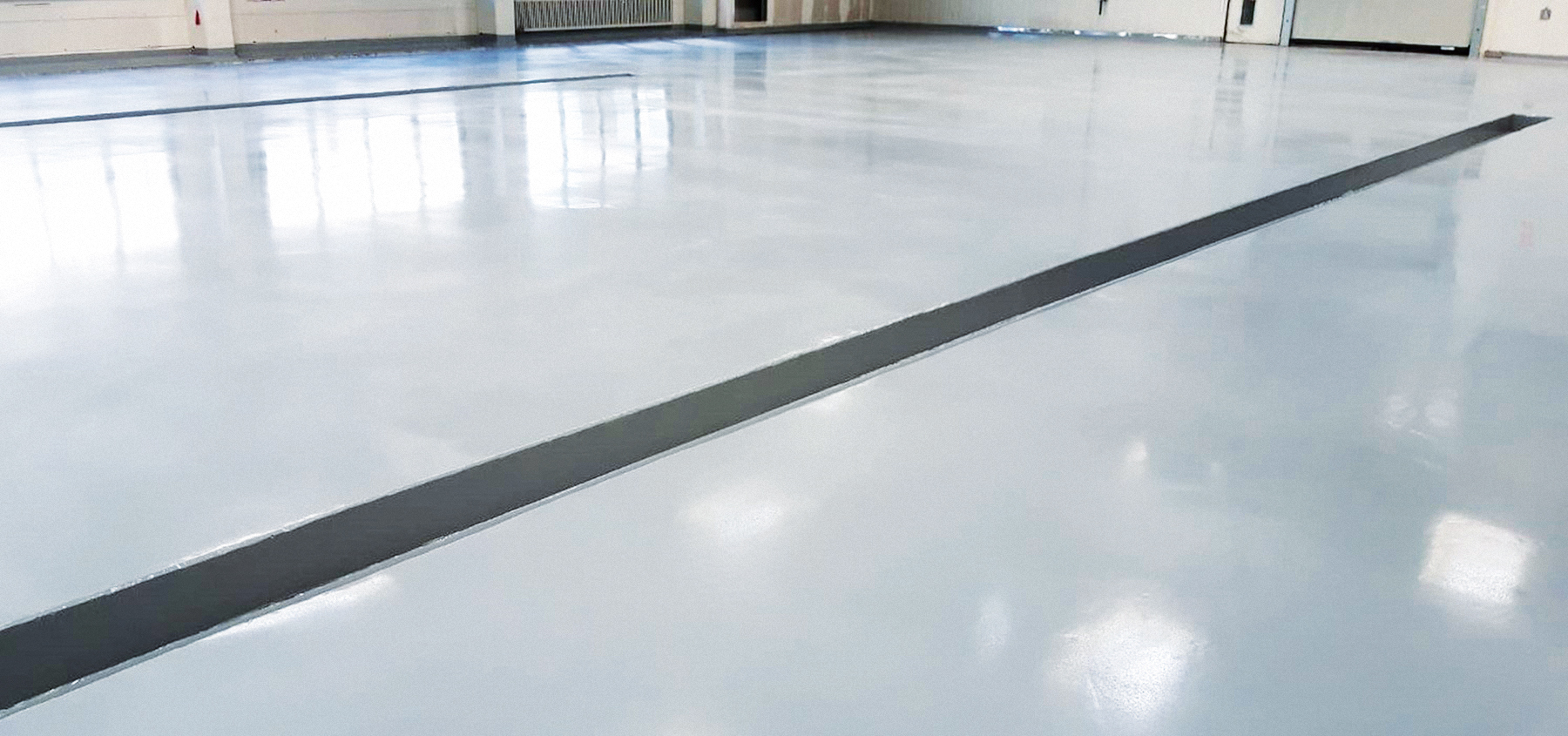 Der neue Industrieboden in der Galvanik-Halle von Weidmüller Interface in Detmold ist grau und mattiert.