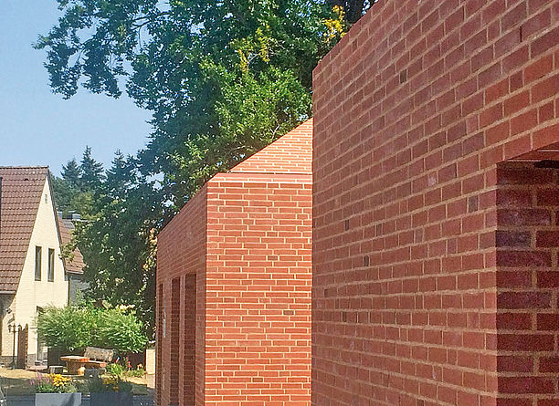 Die innovativen Klinker-Bauten mit Dach- Wand-Einheit heben sich deutlich von der umliegenden Bebauung ab.