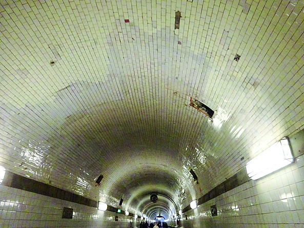 Innenauskleidung eines Tunnels mit wassergeschädigten Kacheln.