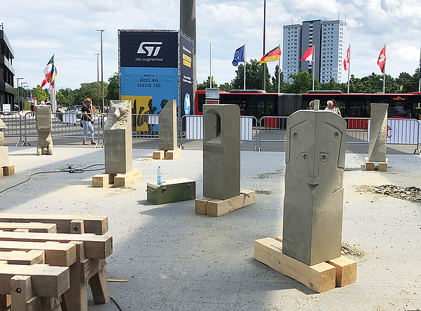 Impressionen der Ergebnisse nach ca. zwei Tagen Arbeitszeit Bearbeitete Steinklotze zum Schluss der Messe Stone+tec 2022.