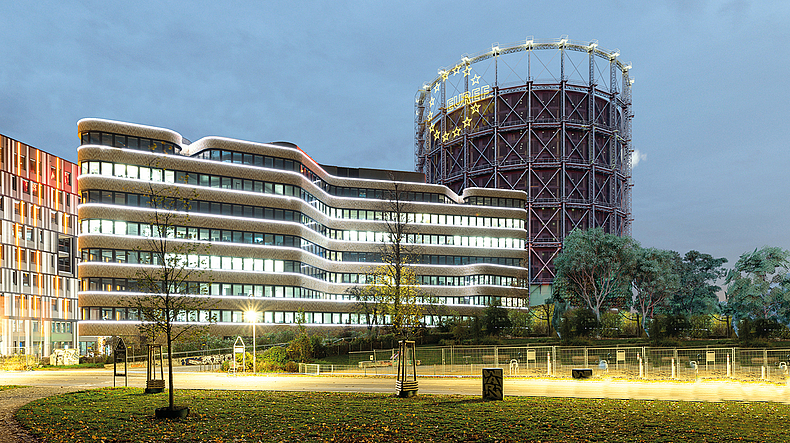 EUREF-Gelände mit beleuchtetem Gasometer.