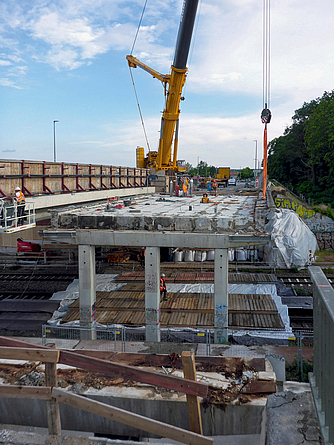 Gleissicherung beim Rückbau des alten Brückenbauwerks Brückenbau am Blumberger Damm in Berlin.