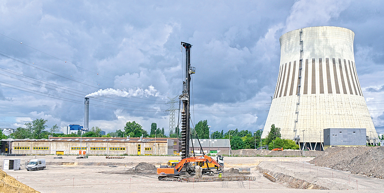 Für die Pfahlgründung bohrt ein Spezialtiefbaugerät ein Loch in den Baugrund vor dem Kühlturm im Kraftwerk Reuter West. 