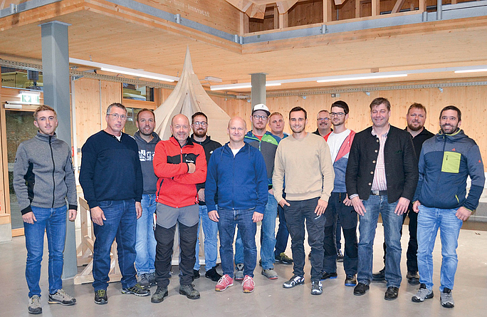 Fazit der Teilnehmer: „Man lernt auch immer etwas Neues!" Gruppe von Teilnehmern und Referenten des Seminars in der neuen Trainingshalle des Berufsschulzentrums (BZ) Immenstadt.