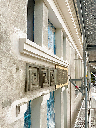 Wiederherstellung der historischen Ornamente Detailaufnahme einer Fassade, an der historische Ornamente angebracht werden.