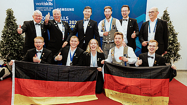 Teilnehmerinnen und Teilnehmer, Bundestrainer und Vorstand von WorldSkills Germany jubeln über die gewonnenen Gold-, Silber- und Exzellenzmedaille.