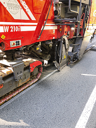 Das Bild zeigt die Markierung der Fräslinie auf der verkehrsabgewandten Seite.