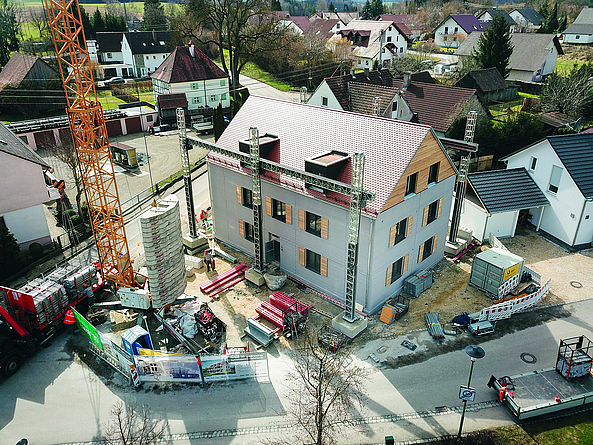 Drohnenbild von oben auf die Baustelle des schon fertiggestellten 3-D-Hauses, 
