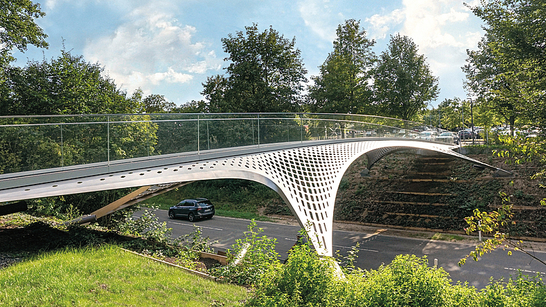 Eine Fußgängerbrücke führt über eine Straße.