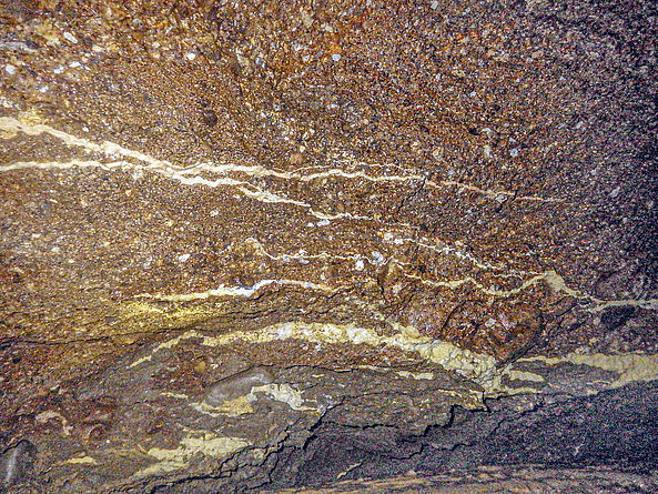 Gestein mit Schlieren aus Silikatschaum.