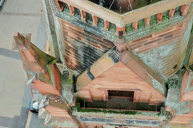 Luftaufnahme eines Kirchenturms