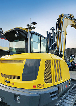 Kettenbagger mit LogPos­GPS­Ausrüstung