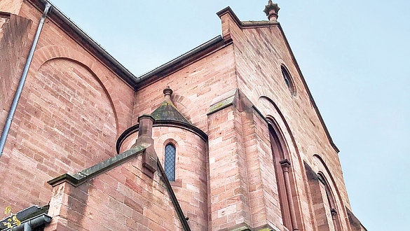 Drohnenbilder einer Kirche
