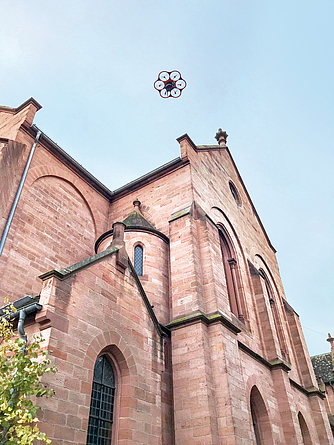 Drohnenbilder einer Kirche