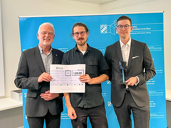 Niklas Haschke (m.) mit Kammerpräsident Prof. Dr. Norbert Gebbeken und dem Juryvorsitzendem Dr.-Ing. Michael Anton Kraus. Niklas Haschke (m.) mit Kammerpräsident Prof. Dr. Norbert Gebbeken und dem Juryvorsitzendem Dr.-Ing. Michael Anton Kraus.