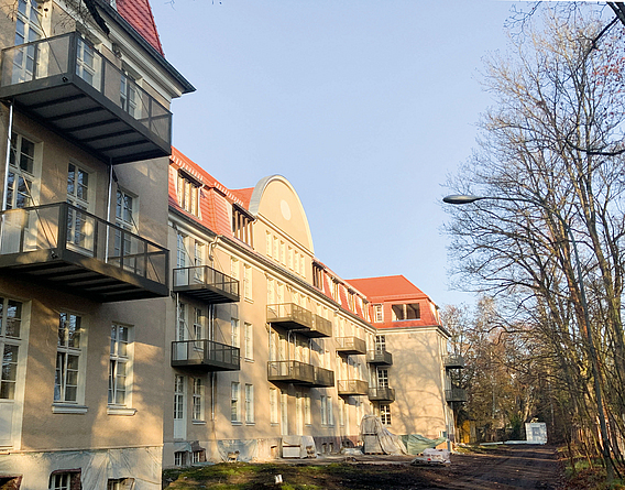 Rückseite des sanierten Gebäudes mit Balkonen.