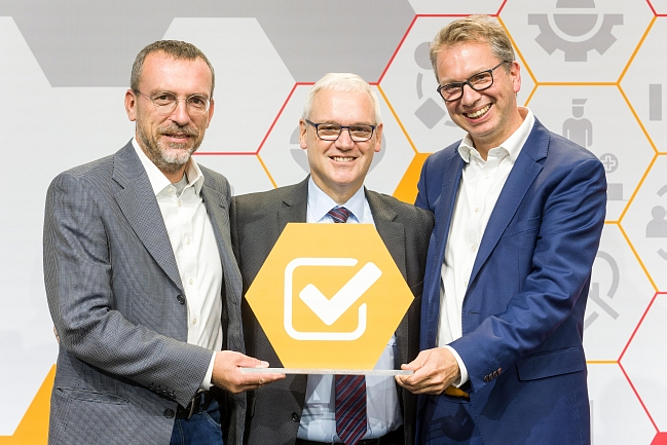 v.l.n.r: Dr. Thomas Hoffmann (Vorsitzender des LASI), Dr. Stefan Hussy (Hauptgeschäftsführer der DGUV), Peer-Oliver Villwock (Leiter der Unterabteilung Sicherheit und Gesundheit bei der Arbeit im BMAS und derzeitiger NAK-Vorsitzender). v. l. n. r: Dr. Thomas Hoffmann (Vorsitzender des LASI), Dr. Stefan Hussy (Hauptgeschäftsführer der DGUV), Peer-Oliver Villwock (Leiter der Unterabteilung Sicherheit und Gesundheit bei der Arbeit im BMAS und derzeitiger NAK-Vorsitzender).