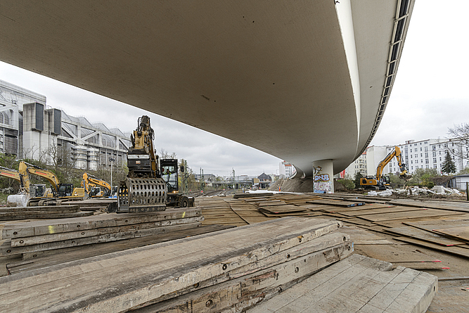 Abriss der Ringbahnbrücke in Berlin.