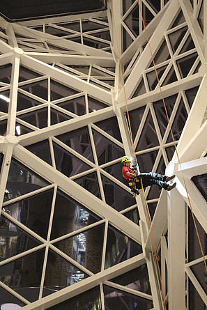 Vorführung von Seilzugangstechnik an der Innenfassade des Axel-Springer Neubaus beim 9. Fachkongress für Absturzsicherheit 2025.