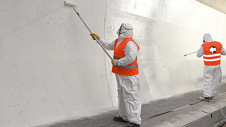 Personen dichten Tunnelbauwerk ab.