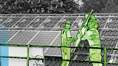 Installation Photovoltaik auf Dach Drei Männer montieren eine Photovoltaik-Anlage auf einem Dach.