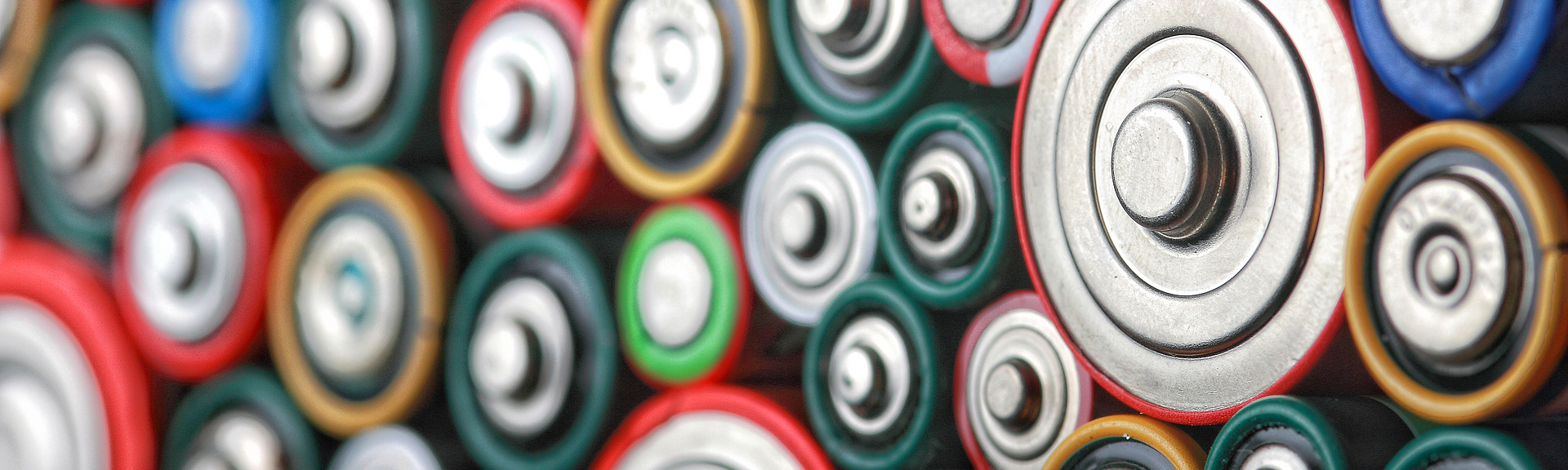 Vielzahl von bunten und unterschiedlich großen Batterien übereinander geschichtet.