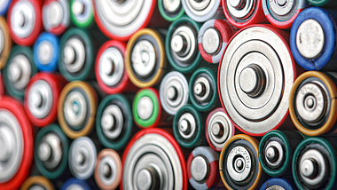 Vielzahl von bunten und unterschiedlich großen Batterien übereinander geschichtet.