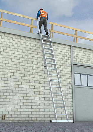 Ein Bauarbeiter beim Aufstieg auf einer Stufen-Schiebeleiter