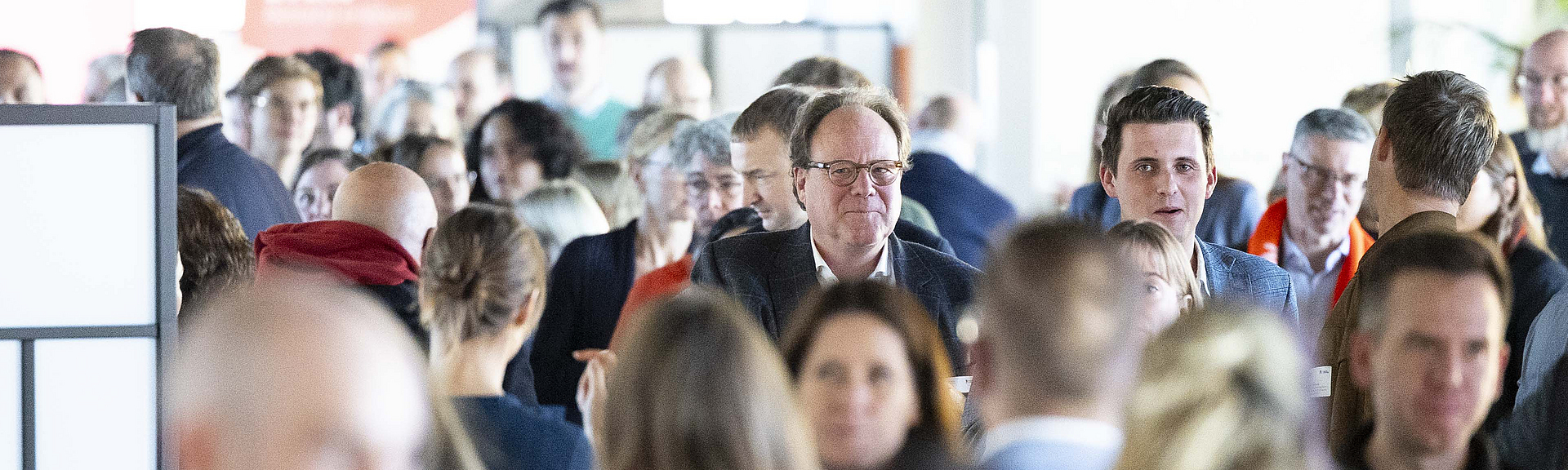 Eine Menschenmenge in einem Vortragsraum.