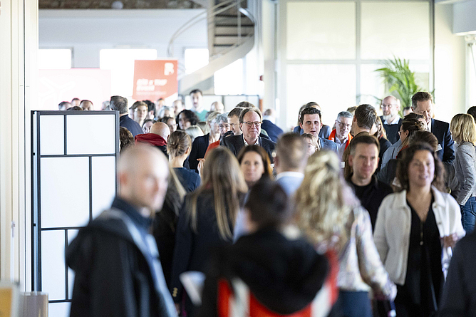 Eine Menschenmenge in einem Vortragsraum.