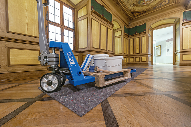 Abb. 4: Abgedeckter Bodenbelag mit Schutzlegeboden Hammerfest EXTRA in denkmalgeschützten Räumen für Arbeiten mit schweren Lasten.