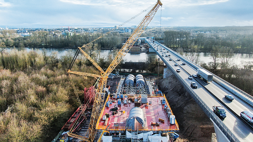 Bau der Schiersteiner Brücke: Traggerüst für den Überbau