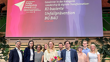 V.l.n.r.: Prof. Dr. Gerhard Hammerschmid (Hertie School), Anja Pschigoda (BG BAU), Anja Scholz (BG BAU), Jennifer Meske (BG BAU), Ellen Hellmann (BG BAU), Maik Mierswa (BG BAU), Jakob Kort (BG BAU), Ellen Brüggemann (BG BAU), Richard Pump (BG-Phoenics), Michaela Jungwirth (Accenture)