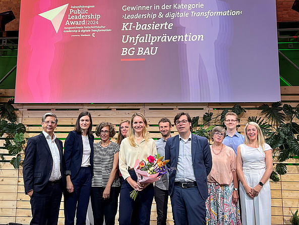 Prof. Dr. G. Hammerschmid (Hertie School), A. Pschigoda, A. Scholz, J. Meske, E. Hellmann, M. Mierswa, J. Kort, E. Brüggemann (alle BG BAU), R. Pump (BG-Phoenics), M. Jungwirth (Accenture) bei der Auszeichnung mit dem Public Leadership Award 2024 V.l.n.r.: Prof. Dr. Gerhard Hammerschmid (Hertie School), Anja Pschigoda (BG BAU), Anja Scholz (BG BAU), Jennifer Meske (BG BAU), Ellen Hellmann (BG BAU), Maik Mierswa (BG BAU), Jakob Kort (BG BAU), Ellen Brüggemann (BG BAU), Richard Pump (BG-Phoenics), Michaela Jungwirth (Accenture)
