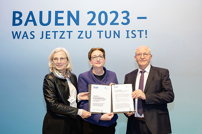 Übergabe Konzeptpapier „Qualifizierungsoffensive Nachhaltigkeit“ von BAK und BIngK an Bundesbauministerin Klara Geywitz auf der BAU 2023