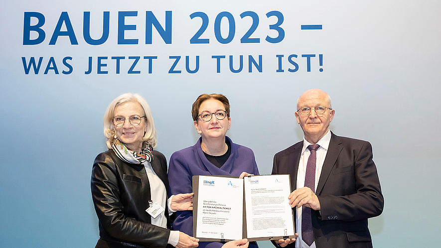 Übergabe Konzeptpapier „QualifizierungsoffensiveNachhaltigkeit“ von BAK undBIngK an Bundesbauministerin KlaraGeywitz auf der BAU 2023