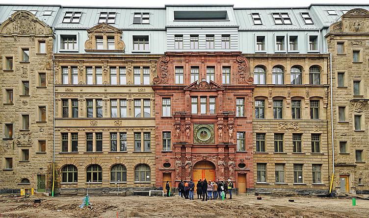 Besichtigung der Baustelle mit der Baukammer Berlin Menschengruppe im Innenhof der Victoriahöfe. Sie stehen vor dem Gründerzeitgebäude.