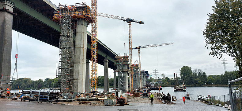 Bau am der Brückenpfeiler im Borgstedter See an der nördlichen Auffahrt der Rader Hochbrücke. Baustelle der Rader Hochbrücke (A7) über den Nord-Ostsee-Kanal.