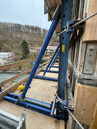 Pfeilerschaftschalung für die Vorgefertigung der Bewehrungskörbe beim Neubau der Talbrücke Sechshelden.