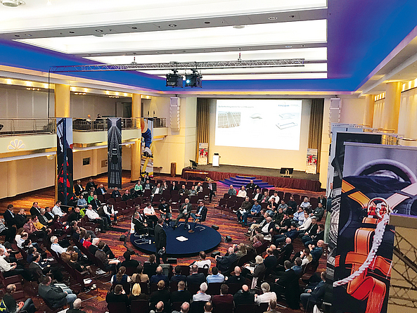 Blick von oben auf die Fish-Bowl-Diskussion beim Fachkongress für Absturzsicherheit in Hamburg 2019