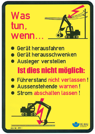 Gelbes Warnschild, das erklärt, was zu tun ist, wenn ein Bagger an eine Fahrleitung kommt.