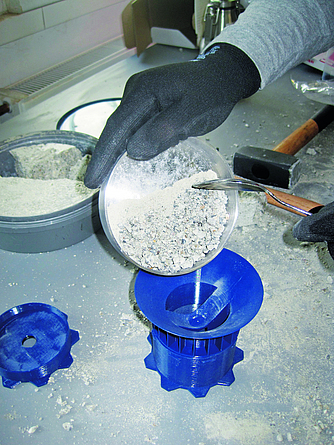 Befüllen des KRL-Messbechers