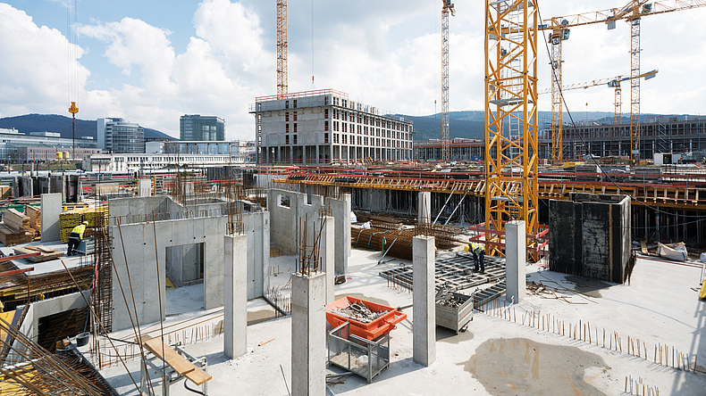 Blick auf eine städtische Großbaustelle mit mehreren Kranen.