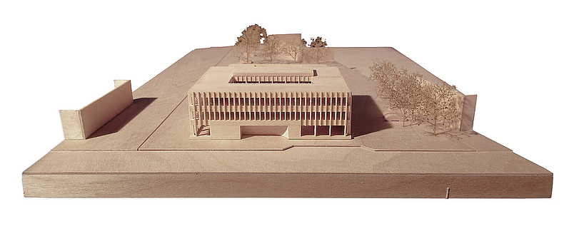 Visualisierung Polizeidienststelle Kaufbeuren 3-D-Visualisierung eines Gebäudes mit Innenhof in brauner Farbe.