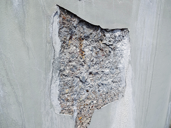 Flächige Betonabplatzung mit großen Aussinterungen
