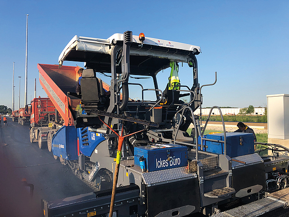 Durch den Einsatz von Walzasphalt in einer temperaturabgesenkten Variante kann die Menge freiwerdender Dämpfe und Aerosole erheblich reduziert werden.