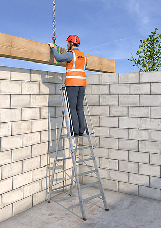 Ein Bauarbeiter mit Schutzhelm auf einer leichten Plattformleiter.