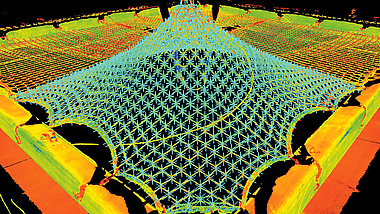 Farbscan-Darstellung des nach oben verformten Netzes. Auf den Netzmaschen befinden sich Koordinatenkreuze. 